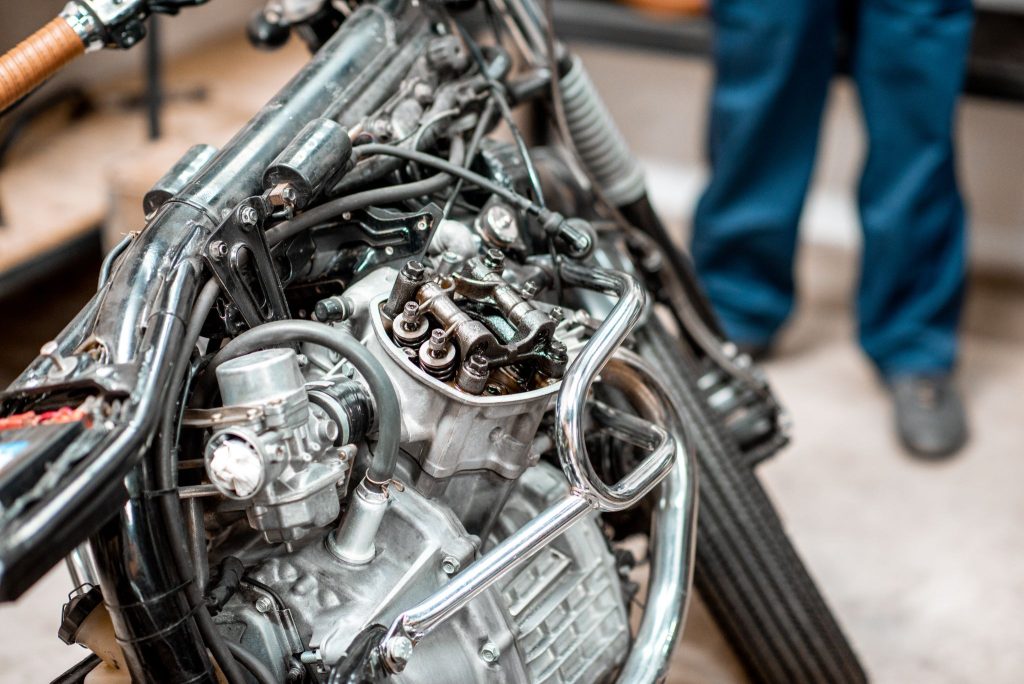 How does engine type affect motorcycle performance and handling?